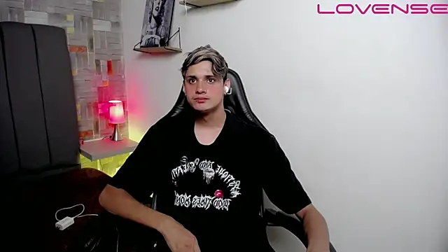 Snapshot of flaquito___ chatting on April 15, 2026, 8:42 pm flaquito online show from April 15, 2026, 8:42 pm