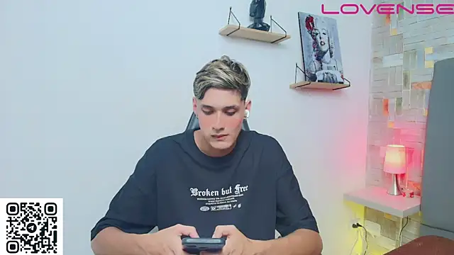 Snapshot of flaquito___ chatting on May 12, 2026, 8:26 pm flaquito online show from May 12, 2026, 8:26 pm