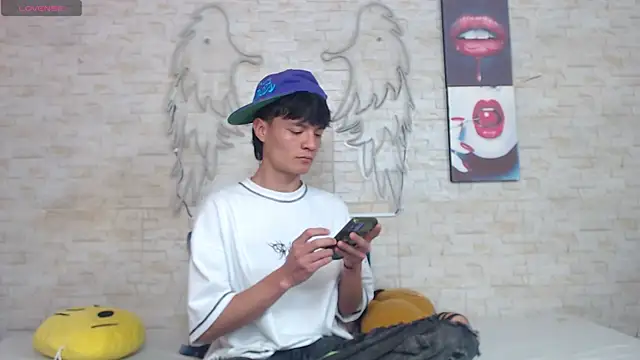 Alex latino  online show from April 6, 2026, 10:44 pm