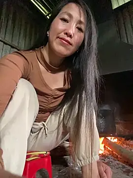 Snapshot of Huonglyna chatting on May 10, 2026, 3:43 am Huonglyna online show from May 10, 2026, 3:43 am