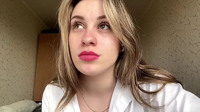 Snapshot of SpringSummers chatting on April 4, 2026, 7:15 am SpringSummers online show from April 4, 2026, 7:15 am