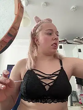 Snapshot of PiaLovee chatting on April 3, 2026, 1:06 pm PiaLovee online show from April 3, 2026, 1:06 pm