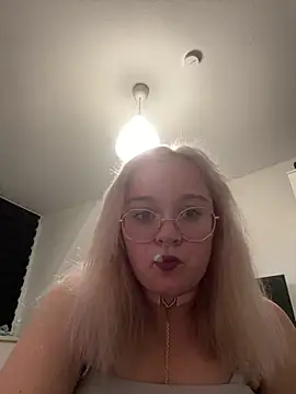 Snapshot of PiaLovee chatting on April 2, 2026, 6:14 pm PiaLovee online show from April 2, 2026, 6:14 pm