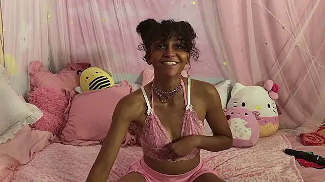 Snapshot of mia_hart chatting on May 15, 2026, 9:35 pm mia hart online show from May 15, 2026, 9:35 pm