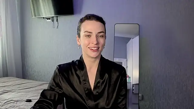 Kira  love1 online show from May 18, 2026, 12:32 pm