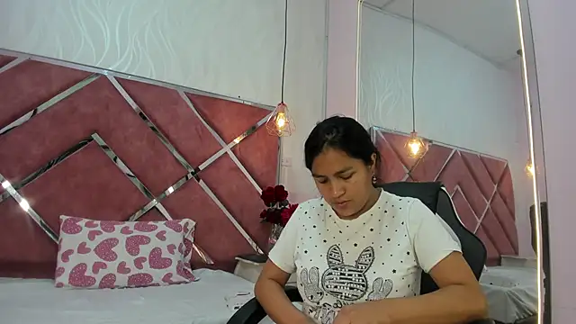 Snapshot of AprilMiiller chatting on May 21, 2026, 12:57 pm AprilMiiller online show from May 21, 2026, 12:57 pm