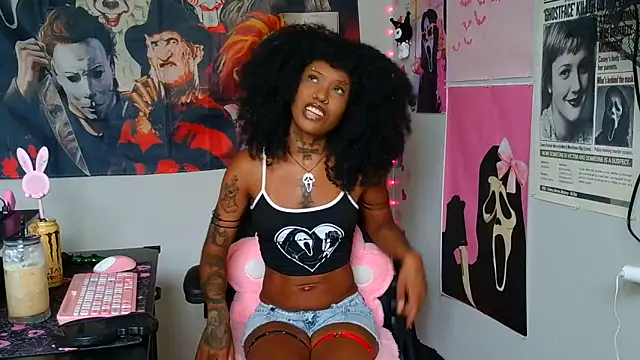 Snapshot of spookiebaddie chatting on June 5, 2026, 10:15 pm spookiebaddie online show from June 5, 2026, 10:15 pm