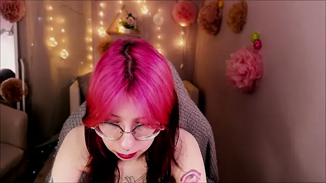 Snapshot of Alice_Nyx chatting on April 16, 2026, 8:42 pm Alice Nyx online show from April 16, 2026, 8:42 pm
