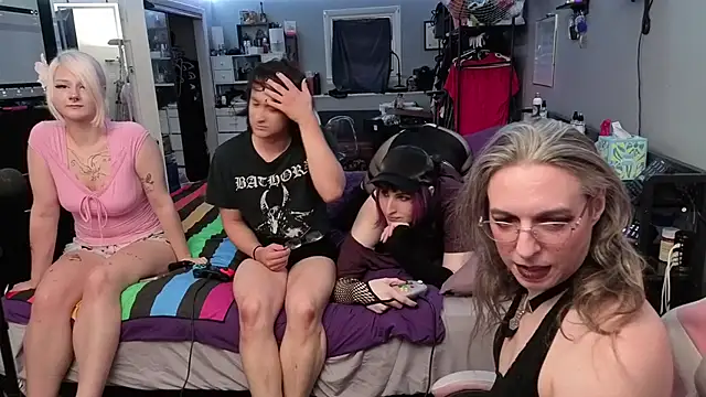 Snapshot of PolyCircus chatting on June 10, 2026, 3:30 am PolyCircus online show from June 10, 2026, 3:30 am
