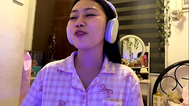 Snapshot of GlindaDejardin chatting on May 14, 2026, 6:49 pm GlindaDejardin online show from May 14, 2026, 6:49 pm