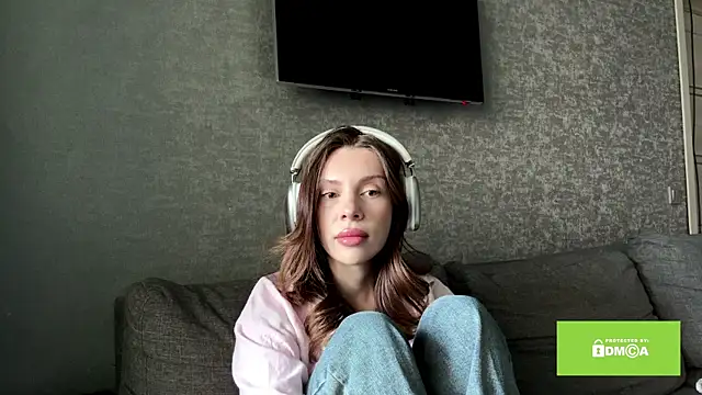 anycamx online show from April 13, 2026, 6:28 am