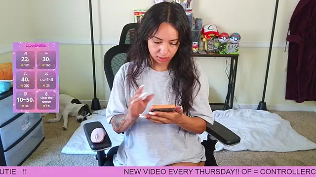 Snapshot of Controllercutie chatting on April 12, 2026, 1:58 pm Controllercutie online show from April 12, 2026, 1:58 pm