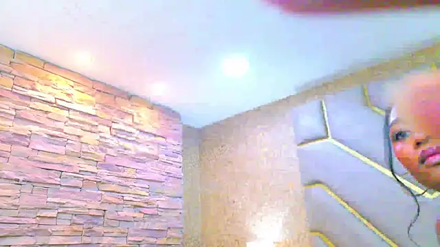 AiraLuna online show from April 7, 2026, 8:43 pm