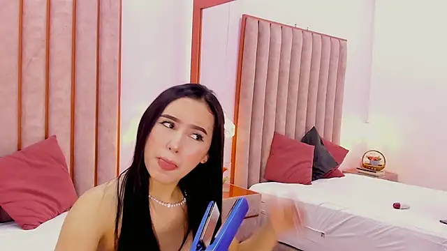 Snapshot of Zoe_Monrow chatting on May 19, 2026, 12:45 pm Zoe Monrow online show from May 19, 2026, 12:45 pm