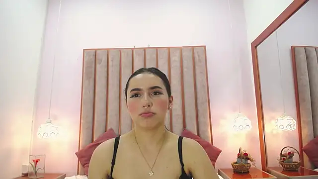 Snapshot of Zoe_Monrow chatting on April 19, 2026, 6:10 pm Zoe Monrow online show from April 19, 2026, 6:10 pm