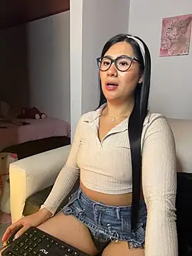 Snapshot of EvelynLeen_ chatting on April 7, 2026, 11:45 am EvelynLeen online show from April 7, 2026, 11:45 am