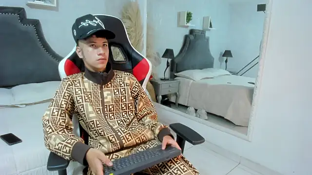 MiloSex  online show from April 19, 2026, 12:33 am