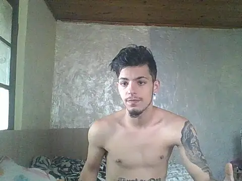 robertmrn112 online show from May 17, 2026, 2:39 pm