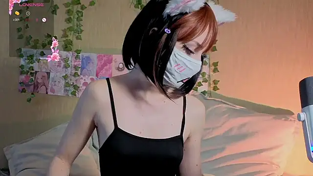 Snapshot of LunaNyanmi chatting on May 13, 2026, 2:35 pm LunaNyanmi online show from May 13, 2026, 2:35 pm