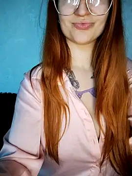 Snapshot of LeonaFox chatting on April 13, 2026, 2:43 pm LeonaFox online show from April 13, 2026, 2:43 pm