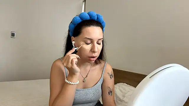 VinitaAskia online show from April 15, 2026, 5:13 am