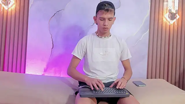 Snapshot of Ethanhot_os chatting on April 6, 2026, 9:05 pm Ethanhot os online show from April 6, 2026, 9:05 pm