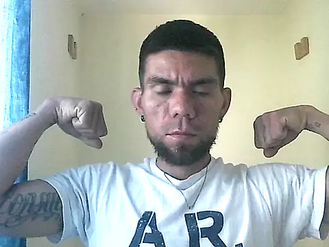 Snapshot of thomas2wood chatting on June 3, 2026, 4:23 pm thomas2wood online show from June 3, 2026, 4:23 pm