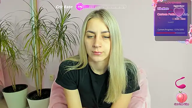 Snapshot of Monica_Luno chatting on May 22, 2026, 1:25 am Monica Luno online show from May 22, 2026, 1:25 am