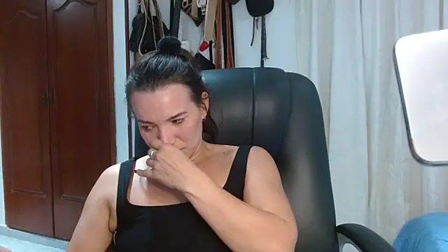 Snapshot of valery_fitt chatting on April 19, 2026, 12:33 am valery fitt online show from April 19, 2026, 12:33 am
