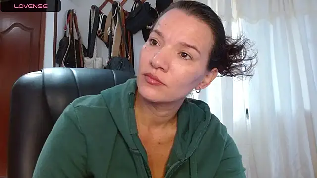 Snapshot of valery_fitt chatting on April 17, 2026, 11:13 am valery fitt online show from April 17, 2026, 11:13 am