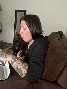 cherryxxox online show from April 18, 2026, 5:37 pm