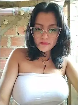Snapshot of sienna_elara chatting on June 27, 2026, 11:05 am sienna elara online show from June 27, 2026, 11:05 am