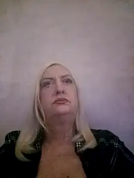 Snapshot of Julia20X chatting on April 8, 2026, 6:42 pm Julia20X online show from April 8, 2026, 6:42 pm