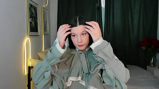 MaryyHolmes online show from April 13, 2026, 8:29 am