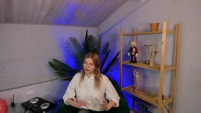 Snapshot of GloriaCwik chatting on April 9, 2026, 2:34 pm GloriaCwik online show from April 9, 2026, 2:34 pm