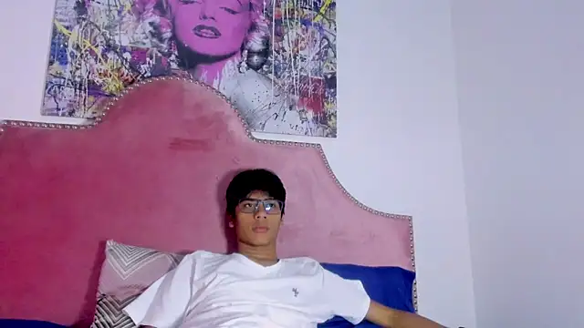 Snapshot of LiamKron chatting on April 18, 2026, 11:34 am LiamKron online show from April 18, 2026, 11:34 am