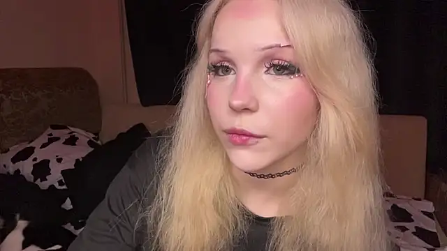 alicauwumeow online show from April 12, 2026, 10:24 pm