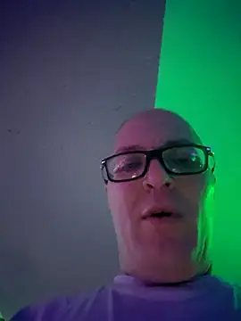 Snapshot of chronic_vibez chatting on April 15, 2026, 7:58 pm chronic vibez online show from April 15, 2026, 7:58 pm