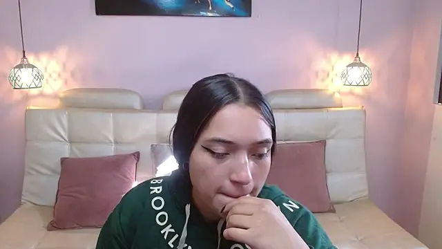 Snapshot of Marianne_Cam chatting on May 8, 2026, 1:04 pm Marianne Cam online show from May 8, 2026, 1:04 pm