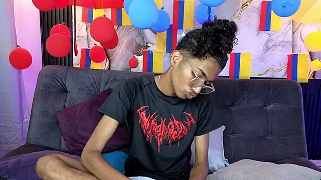 Snapshot of triiangel_latinboy chatting on July 1, 2026, 12:16 pm triiangel latinboy online show from July 1, 2026, 12:16 pm