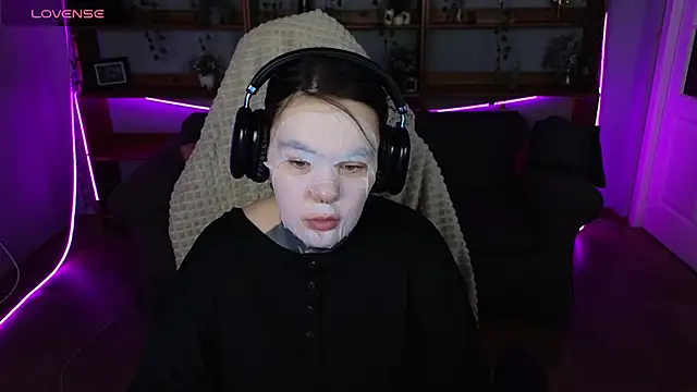 Snapshot of QwertyAnnie_Lbo chatting on April 15, 2026, 2:50 am QwertyAnnie Lbo online show from April 15, 2026, 2:50 am