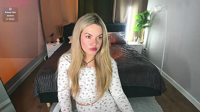 Jennifer Perezz online show from June 10, 2026, 5:03 pm