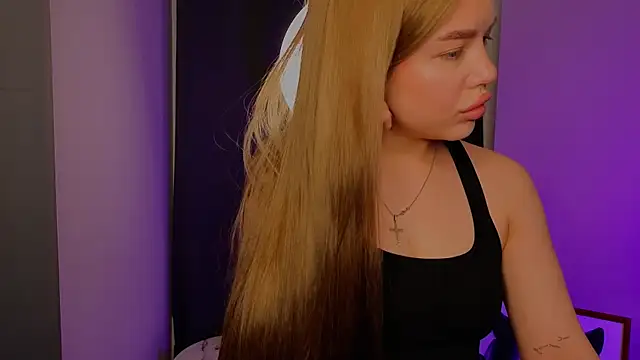 DelenaRines online show from April 19, 2026, 7:05 pm