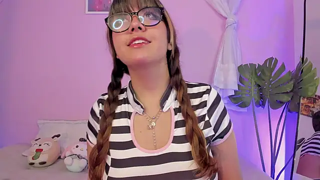 Snapshot of honey_m00n chatting on April 25, 2026, 5:54 pm honey m00n online show from April 25, 2026, 5:54 pm