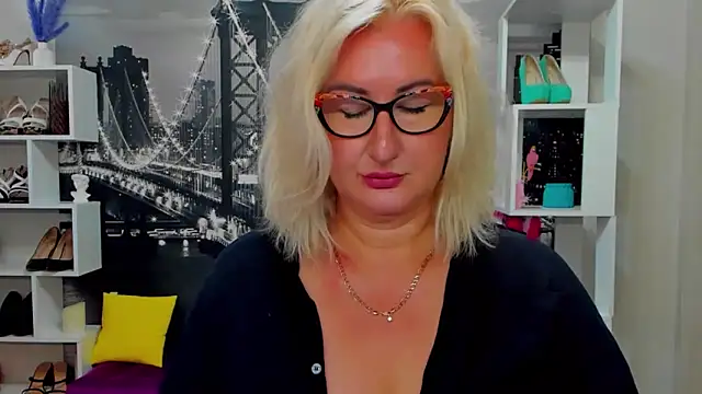 Snapshot of DianaFrances chatting on May 22, 2026, 10:02 am DianaFrances online show from May 22, 2026, 10:02 am