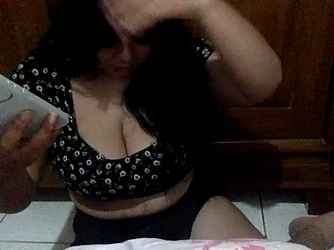 Snapshot of vixenrae chatting on April 21, 2026, 7:31 pm vixenrae online show from April 21, 2026, 7:31 pm