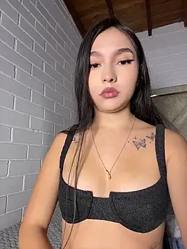 Snapshot of LauKisses chatting on April 11, 2026, 1:13 am LauKisses online show from April 11, 2026, 1:13 am