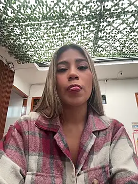 Kimmiebellarie online show from May 18, 2026, 1:05 pm