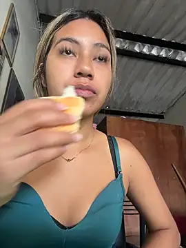 Snapshot of Kimmiebellarie chatting on June 14, 2026, 4:52 pm Kimmiebellarie online show from June 14, 2026, 4:52 pm