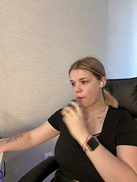 Snapshot of KimEvanss chatting on July 4, 2026, 5:03 am KimEvanss online show from July 4, 2026, 5:03 am